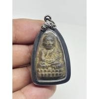 ราคา พระเครื่อง หลวงพ่อทวด วัดช้างให้ เนื้อว่าน 2497 หลังรูปเหมือน พร้อมเลี่ยมกรอบแต่งเก่า (23548680202)