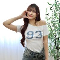 ราคา JARINYA S L เสื้อปาดไหล่เฉียงเปิดไหล่ ผ้า Cotton ยืดนุ่มใส่สบาย ผ้าไม่บาง ระบายอากาศได้ดี ทรงสวยเข้ารูป (24812332636)
