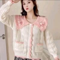 ราคา เสื้อคลุมผ้าไหมพรมสเวตเตอร์คอบัว คอปกใหญ่แต่งดอกไม้ที่คอปกกระเป๋าคู่หน้า 2 ข้าง น่ารัก (24883687069)