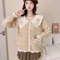 ราคา เสื้อคลุมผ้าไหมพรมสเวตเตอร์คอบัว คอปกใหญ่แต่งดอกไม้ที่คอปกกระเป๋าคู่หน้า 2 ข้าง น่ารัก (24883687068)