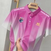 ราคา สีม่วงและสีเหลืองฟุตบอลทีมชาติเสื้อโปรโล ชาย warrix เสื้อกีฬาชาย เสื้อทีมฟุตบอลไทยชุดเบอร์ หลวมและระบายอากาศได้แห้งเร็วไซส์ใหญ่ (25640044062)
