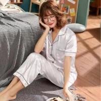 ราคา ส่งเร็วพิเศษ Beyou fashion B115 ส่งจากไทย ชุดนอน ชุดนอนซาติน ชุดนอนผ้าซาติน ชุดนอนสั้นยาว ชุดนอนซาตินแขนสั้นขายาว สีพื้น ชาย หญิง M 2XL มี 10 สี (10901845904)