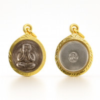 ราคา จี้ พระปิดตา เงินล้าน พิมพ์จิ๋ว เลี่ยมในกรอบทองคำดีไซน์ประณีต ชุบด้วยเศษทองเยาวราช 100 เปล่งประกายดุจเครื่องประดับชั้นสูง (25057313771)