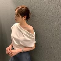 ราคา KOKO เสื้อยืดแขนสั้นเปิดไหล่จีบผิดปกติแฟชั่นสำหรับผู้หญิง เสื้อปาดไหล่สาวอวบแซ่บๆ เสื้อไหล่ตกข้างเดียว เสื้อคอกว้างเปิดไหล่ 2684 (23894353687)