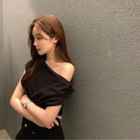 ราคา KOKO เสื้อยืดแขนสั้นเปิดไหล่จีบผิดปกติแฟชั่นสำหรับผู้หญิง เสื้อปาดไหล่สาวอวบแซ่บๆ เสื้อไหล่ตกข้างเดียว เสื้อคอกว้างเปิดไหล่ 2684 (23894353679)