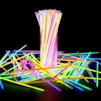 ราคา แท่งเรืองแสง กำไลเรืองแสง 100pcs แท่งหักเรืองแสง เส้นเรืองแสง แท่งไฟ คละสี Neon Bracelet (23888593022)