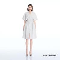 ราคา VICKTEERUT ราคาปกติ 11980 Re Edition Short Sleeve Dress with Front Zip Detail เดรสแขนสั้น ทรงบาน ตกแต่งซิปหน้า (25161367148)
