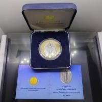 ราคา เหรียญพระคลัง ในพระคลังมหาสมบัติ รุ่นแรก 80 ปี กรมธนารักษ์ พ ศ 2555 เนื้อเงินรมดำพ่นทรายพิเศษ พร้อมใบเซอร์และกล่องหนัง (17630004352)