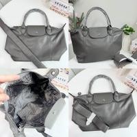 ราคา longchamp 11 สี NEW กระเป๋าลองชอมถือ tote bag อุปกรณ์ ป้าย ถุงผ้า ขนาด m ฐาน 10 นิ้ว ปาก 13 นิ้ว สูง 9 นิ้ว ราคา 789 บาท longchamp (26426758571)