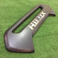 ราคา เบ้ามือเปิดท้าย Rocco Revo 2015 2017 2018 2019 2020 2021 2022 ทรง Rocco logo Hilux สีเงิน ใช้ได้กับ Revo ทุกรุ่น แต่ลายทำเหมือน Rocco 2021 ตัวล่าสุด ใช้แปะไปตรงไฟเบรกดวง (9083654957)