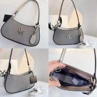 ราคา lyn gastonia rita glitter น้องวิ้ง เป็นหนังกลิตเตอร์ไม่หลุดติดมือจ้า กระเป๋า Lyn hobo สะพายไหล่ NEW rita gastonia อุปกรณ์ ถุงผ้า ป้ายแบรนด์ ป้ายราคา ขนาด 9 5 สูง 5 นิ้ว lyn (26156494262)