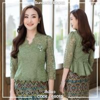 ราคา 68013 ระรินทิพย์ เสื้อลูกไม้เนื้อนุ่ม คอวี แขนกระบอก หน้าสั้น หลังยาว ทรงสวย ซิปหลัง สวมใส่สบาย (23805596083)