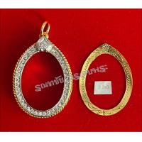 ราคา กรอบฝังเพชรแท้พับหลังเลี่ยมกันน้ำ เนื้อทองเหลืองนอกผสมเนื้อสตางค์ ชุบน้ำทองแท้18k ไม่ลอกไม่ดำ งานแกะมือทำมือทั้งใบ (16905609913)