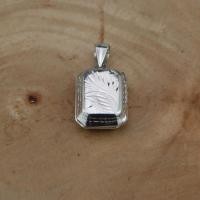 ราคา Silver thai Jewelry ล็อกเก็ตจี้เงินแท้925 รูปใบไม้ทรงสี่เหลี่ยม 925 sterling silver locket pendant square leaf shape สินค้ามีแค่จี้ไม่รวมสร้อยคอนะคะ The product only has a pendant no necklace included