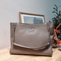 ราคา กระเป๋าสะพาย ของแท้ TORY BURCH Britten Small Slouchy Leather Tote Bag Size M (17451186893)
