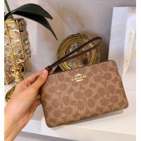 ราคา แท้ Coach Large Corner Zip Wristlet In Signature Canvas (24652139621)