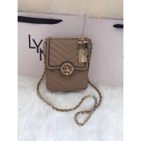 ราคา มีสินค้าพร้อมส่ง กระเป๋าสะพาย LYN ทรงกล่อง ด้านหน้ามีโลโก้แบรนด์โลหะ กระเป๋า LYN ทรงกล่องนมสายโซ่ อุปกรณ์ ป้าย และ ถุงผ้า ถุงกระดาษสามารถเลือกในตัวเลือกสินค้า (12494674638)