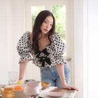 ราคา LUCA STUDIO Willow crop top เสื้อครอปผ้าโพลีเอสเตอร์ พิมพ์ลายจุด Polka dot สีดำบนพื้นสีขาว พร้อมดีไซน์แขนตุ๊กตา เย็บรูดระบายเพิ่มความพองฟู ตกแต่งโบว์ช่วงอกอย่างโดดเด่น มีฟองน้ำเสริมในตัวช่วยเสริมทรงช่