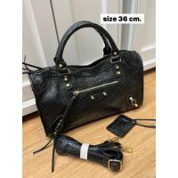 ราคา ส่งฟรี กระเป๋าถือ สะพายข้าง บาลอง BL PU Premium Leather 20 24 28 36 CM 8 9 11 14 หนังพรีเมียม ประดับหมุดทอง สไตล์แบรนด์เนม เข้ากับทุกการแต่งกาย (20546008826)