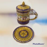 ราคา แก้วมัคหูช้างพร้อมจานรองและฝาปิด ลายเบญจรงค์ Traditional Mug 300 ml with elephant shaped handle lid and saucer handpainted by JJ Benjarong ลายเบญจรงค์ (10549575459)