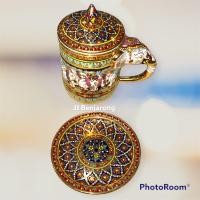 ราคา แก้วมัคหูช้างพร้อมจานรองและฝาปิด ลายเบญจรงค์ Traditional Mug 300 ml with elephant shaped handle lid and saucer handpainted by JJ Benjarong ลายเบญจรงค์ (10549575461)