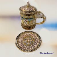 ราคา แก้วมัคหูช้างพร้อมจานรองและฝาปิด ลายเบญจรงค์ Traditional Mug 300 ml with elephant shaped handle lid and saucer handpainted by JJ Benjarong ลายเบญจรงค์ (10549575458)