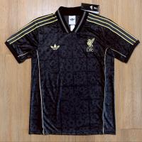 ราคา เสื้อบอลราคาถูก เสื้อลิเวอร์พูล ดำ ทอง ฤดูกาลใหม่ 2025 26 Liverpool LFSTLR Tee Black Gold Jersey (126865047077)