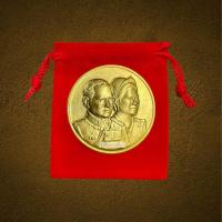 ราคา เหรียญพระราชทาน เหรียญสมเด็จ ร 9 คู่สมเด็จราชินี เหรียญสองพระองค์ เนื้อชุบทอง พร้อมถุงกำมะหยี่ (25384866097)