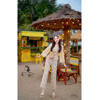 ราคา จั้มสูทกางเกงขายาว เสื้อแขนยาวแต่งลูกไม้สีสวยหรู ผ้าทอแต่งระบายคอเสื้อเพิ่มความน่ารัก (24316614816)