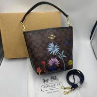ราคา กระเป๋าสะพาย มีสายสั้นกับสายยาวทรงถังขนาด 9 นิ้วลายมาใหม่ขายดีราคาดีมีพร้อมส่ง (126553162039)