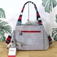 ราคา KIPLING ELISE HANDBAG กระเป๋าถือและสะพายไหล่ วัสดุ Nylon Polyester ขนาดกำลังพอดี จุของได้มาก มีหูจับสองสาย ถือสะดวก น้ำหนักเบา (21117323462)