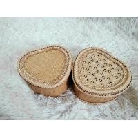 ราคา กระติ๊บข้าวเหนียวสานจากคล้ารูปหัวใจ เย็บด้วยหวายแท้ ถักเปียสาม ฝาลายดอกพิกุล ไม่ขึ้นรา ไม่มีมอด ข้าวไม่แฉะ เก็บความร้อนได้นาน (20327784030)