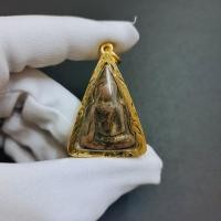 ราคา จี้พระ พระนางพญา กรุวัดบ่อทองคำ ราชินีแห่งพระเครื่อง เป็นพระเครื่องเนื้อชินสนิมแดง เลี่ยมกรอบทองไมคร่อนอย่างดี มีบริการส่งฟรี (16778201841)