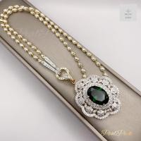 ราคา เฉพาะจี้ จี้พลอยเขียวมรกตสังเคราะห์ล้อมเพชรดีไซน์งานอลังสำหรับออกงาน ขนาดใหญ่กว่าเหรียญสิบ สูง 6 cm (22757655839)