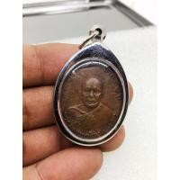 ราคา เหรียญรุ่นแรก หลวงพ่อแดง วัดเขาบันไดอิฐ ปี 2503 พร้อมเลี่ยมกรอบสแตนเลสแท้ (10368674182)