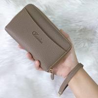 ราคา กระเป๋าซิปรอบ ขนาดกลาง6นิ้ว ใบกระทัดรัด พร้อมสายคล้องมือที่สามารถถอดเก็บได้ ใส่บัตรได้8บัตร ซิปเหรียญ1ซิป มีช่องอเนกประสงค์ด้านหน้าอีก1ช่อง (22516196235)