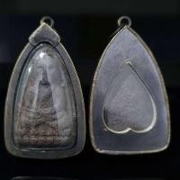 ราคา จี้พระ พระเครื่อง พระหลวงปู่ทวดเหยียบน้ำทะเลจืด วัดช้างให้ เนื้อว่าน ปี2497 เลี่ยมกรอบเงินเก่า ขนาด2 5 4 5ซม (17533026925)