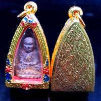 ราคา จี้พระ พระเครื่อง หลวงปู่ทวดเหยียบน้ำทะเลจืด เนื้อผงเก่า วัดช้างให้ ปี2497 แถมฟรี กรอบทองลงยา ขนาด3 0 5 5 ลายของกรอบอาจมีการเปลี่ยนแปลง (16861520723)
