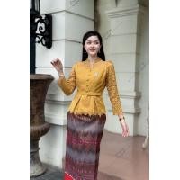 ราคา เสื้อลูกไม้ ชายระบายอัดจีบ คาดเอว แต่งโบว์เอว 1 ข้าง คอวี แขนยาว กระดุมหน้า ใส่ไปวัดสวยมาก (25114461435)