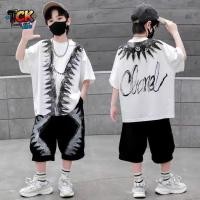 ราคา ชุดสุดเท่สไตล์ฮิปฮอปสตรีทดาร์คสำหรับเด็กผู้ชาย ชุดสองชิ้น เสื้อแขนสั้นพิมพ์ลายหยักสีดำและขาว กางเกงขาสั้นทรงหลวมโอเวอร์ไซส์ ตกแต่งด้วยตัวอักษรเขียนด้วยมือ TCK (25975194067)