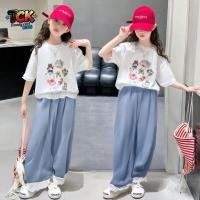 ราคา ชุดเดนิมลายการ์ตูนสุดน่ารักและเท่สำหรับเด็กผู้หญิง เสื้อแขนสั้นพิมพ์ลายการ์ตูน กางเกงยีนส์ขาบานแต่งขอบลูกไม้ ดีไซน์ลูกไม้ปะติดปะต่อ ทรงหลวมแต่ช่วยให้ดูผอมเพรียว TCK (26234976527)