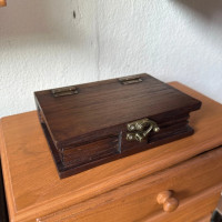 ราคา กล่องไม้สักแท้ ทรงหนังสือ ไม้แผ่นเดียวไร้รอยต่อ หีบไม้ใส่เครื่องประดับ กล่องเก็บพระ สไตล์วินเทจ มีสลักทองเหลือง (25682038118)