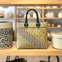 ราคา กระเป๋ากระจูดขนาด 12 10 x 5 นิ้ว ทรงสีเหลี่ยม ลายเฉียง หูpu สีดำ (26277784069)
