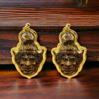 ราคา จี้เศียรพ่อแก่ สร้อยพ่อแก่ ขนาด 4x5 ซม เศียรครู หัวโขน พ่อแก่ หรือพระฤาษี ถือเป็นสิ่งศักดิ์สิทธิ์ที่คนในแวดวงศิลปะแขนงต่างๆ (1365444602)