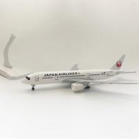 ราคา พร้อมส่ง 20cm โมเดลเครื่องบิน Japan Airlines 787 ทำด้วยเหล็ก มีล้อ และขาตั้งโชว์ งานละเอียด ของเล่น ของสะสม เสริมฮวงจุ้ย (24421245374)