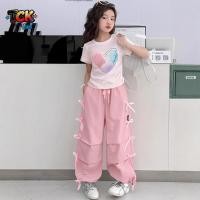 ราคา ชุดสีชมพูหวานแหววสำหรับเด็กผู้หญิง เสื้อยืดแขนสั้นลายหัวใจไล่ระดับสี กางเกงวอร์มขายาวทรงบานประดับโบว์ ทรงเข้ารูปสั้น ปลายขากางเกงผูกเชือก TCK (26180946291)