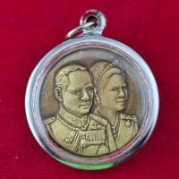ราคา จี้ เหรียญในหลวงพระราชินีเหรียญ ที่ระลึก60ปี ราชาภิเษกสมรส 28 เมษายน 2553 สภาพสวย กรอบสแตนเลสแท้ แถมฟรีผ้ายันต์ (126342835950)