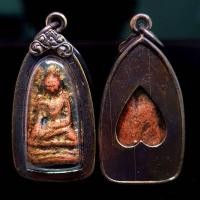 ราคา จี้พระ พระเครื่อง พระรอดกรุวัดมหาวัน จ ลำพูน เนื้อผงเก่า พุทธคุณ แคล้วคลาดปลอดภัย เลี่ยมกรอบเงินเก่า ขนาด2 0 4 0ซม (17227490923)