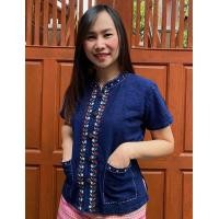ราคา เสื้อคอจีนแขนสั้นผ้าหม้อห้อมปักด้นมือมีกระเป๋า2ใบค่ะ (8432851980)