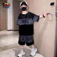 ราคา ชุดมัดย้อมสุดเท่สำหรับเด็กผู้ชาย ชุดเสื้อแขนสั้นและกางเกงขาสั้นพิมพ์ลายตัวอักษรไล่ระดับสีดำและเทา ทรงหลวมโอเวอร์ไซส์ สไตล์ฮิปฮอป ลำลองสำหรับเด็ก TCK (25932296264)